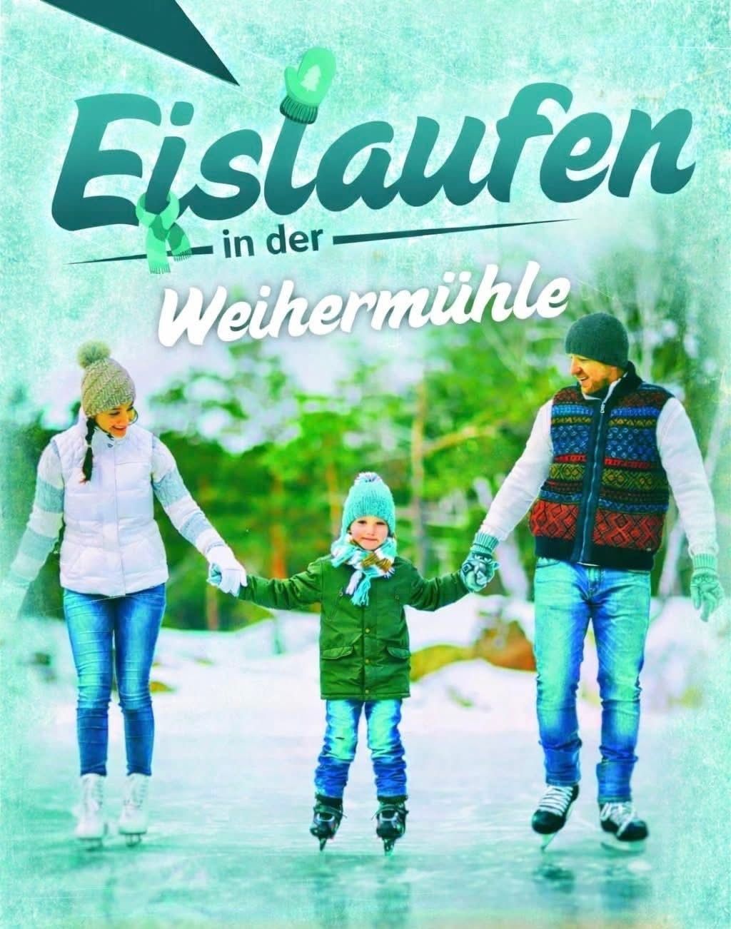 Eine dreiköpfige Familie, ein erwachsener Mann, eine Frau und ein Kind, sind auf einer verschneiten Oberfläche Schlittschuh laufen. Sie sind alle warm in Winterkleidung gekleidet. Der Hintergrund zeigt eine verschneite Landschaft mit Bäumen.