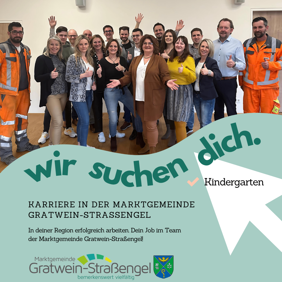 Eine Gruppe Erwachsener posiert für ein Foto, einige in Sicherheitsanzügen, in einem Kindergarten in Gratwein-Strafenel. Der Text auf dem Bild lautet 'Wir suchen dich' und 'Kindergarten'.