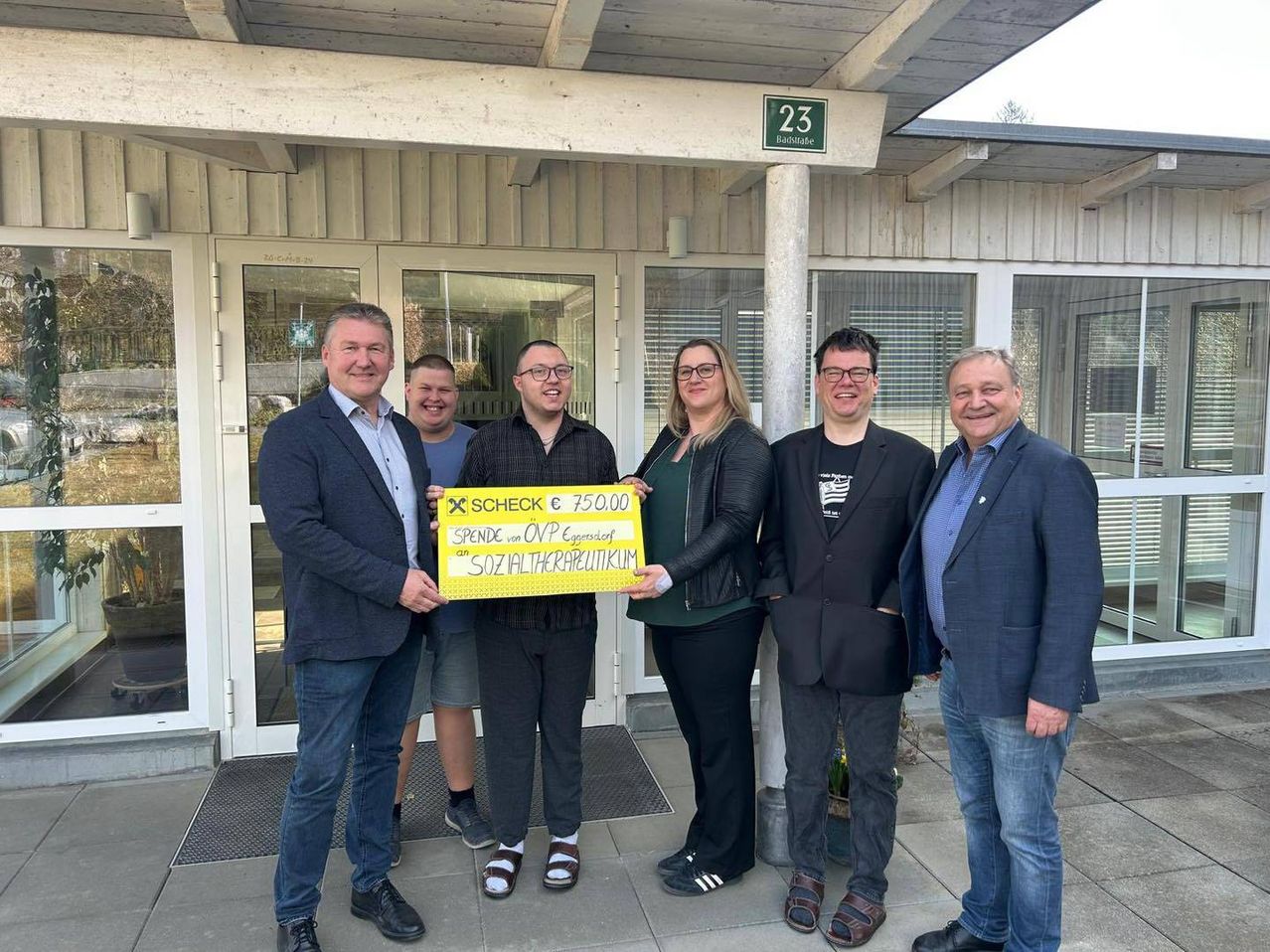 Bild enthält, Pants, Blazer, Coat, Jacket, Jeans, Adult, Female, Person, Woman, Man