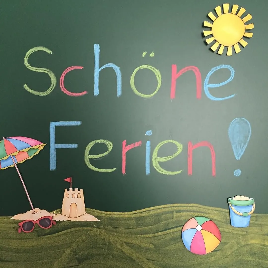 Eine Tafel mit den Worten 'Schone Ferien' in Kreide geschrieben, begleitet von einer Sonne, einem Regenschirm, einer Sonnenbrille, einem Sandburg und einem Strandball.