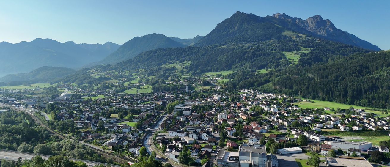 Bild enthält, Outdoors, Building, Cityscape, Urban, Neighborhood, Nature, Countryside, Mountain Range, Peak, Scenery