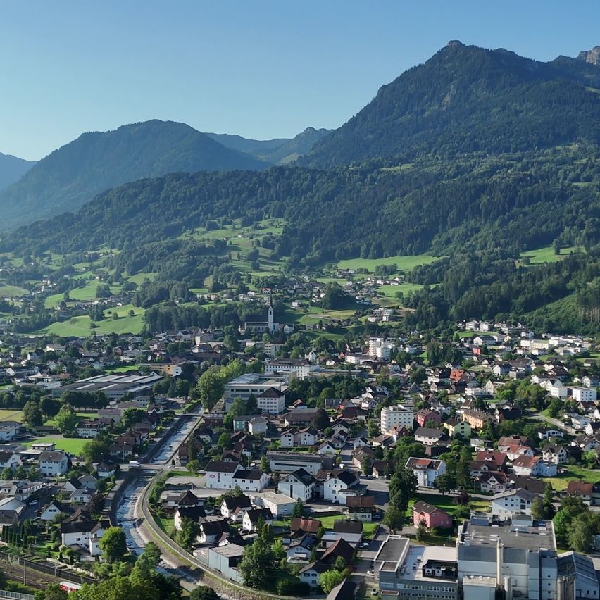 Bild enthält, Outdoors, Building, Cityscape, Urban, Neighborhood, Nature, Countryside, Mountain Range, Peak, Scenery