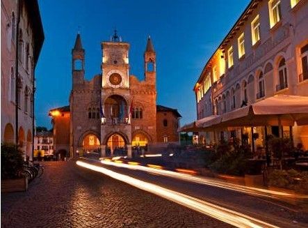 Bild enthält, City, Road, Street, Urban, Arch, Gothic Arch, Bell Tower, Building, Clock Tower, Cathedral