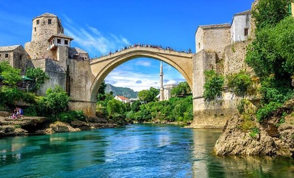 Bild enthält, Arch, Architecture, Nature, Outdoors, Scenery, Castle, Fortress, Gothic Arch, Water, Bridge