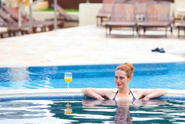 Bild enthält, Person, Swimming, Water, Pool, Swimming Pool, Bathing, Adult, Female, Woman, Swimwear