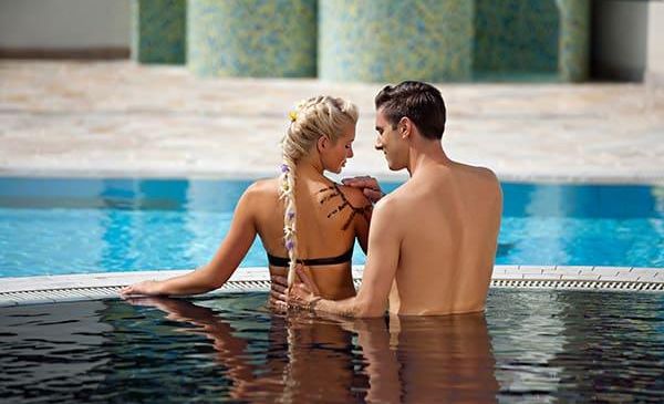 Bild enthält, Person, Shoving, Adult, Female, Woman, Pool, Swimwear, Boy, Male, Teen