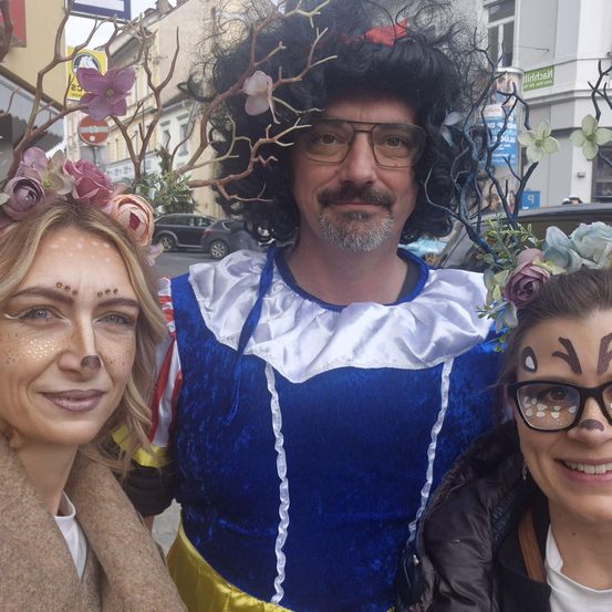 Bild enthält, Accessories, Glasses, Costume, Face, Head, Photography, Portrait, Potted Plant, People, Rose