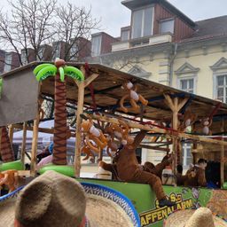Bild enthält, Clothing, Hat, Play Area, Person, Outdoors, Boy, Child, Male, Outdoor Play Area