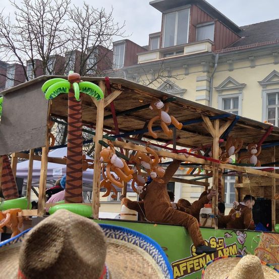 Bild enthält, Clothing, Hat, Play Area, Person, Outdoors, Boy, Child, Male, Outdoor Play Area
