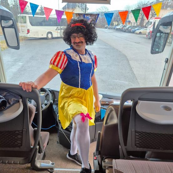 Bild enthält, Person, Curly Hair, Hair, Outdoors, Shelter, Accessories, Glasses, Monitor, Face, Bus