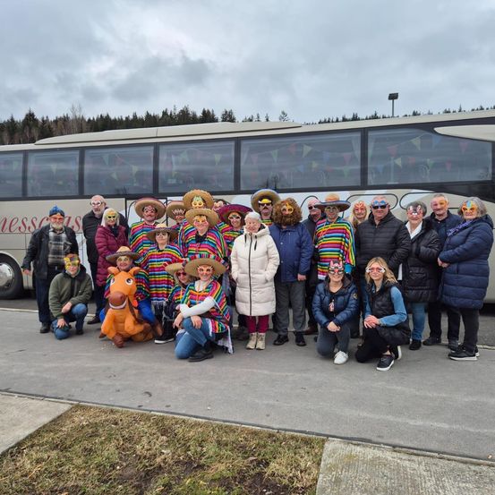 Bild enthält, People, Person, Coat, Glasses, Shoe, Bus, Jeans, Boarding, Face, Wheel