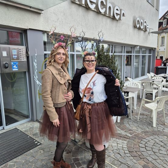 Bild enthält, Path, Coat, City, Street, Skirt, Jacket, Blazer, Pants, Person, Costume