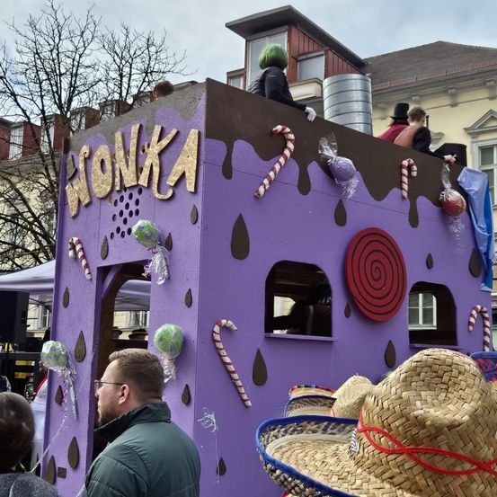 Bild enthält, Hat, Adult, Male, Man, Person, Female, Woman, Glove, Head, Face