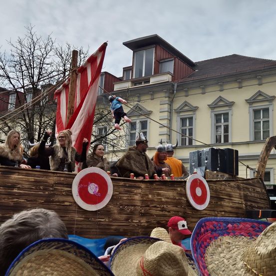 Bild enthält, Adult, Female, Person, Woman, Hat, Male, Man, Neighborhood, Boy, Child