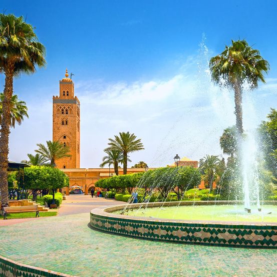 Bild enthält, Summer, Fountain, Water, Tree, Palm Tree, Clock Tower, Tower, Bell Tower, Person, Outdoors