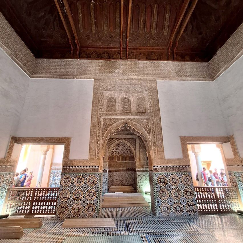 Bild enthält, Floor, Flooring, Indoors, Interior Design, Person, Building, Housing, Handbag, Arch, House