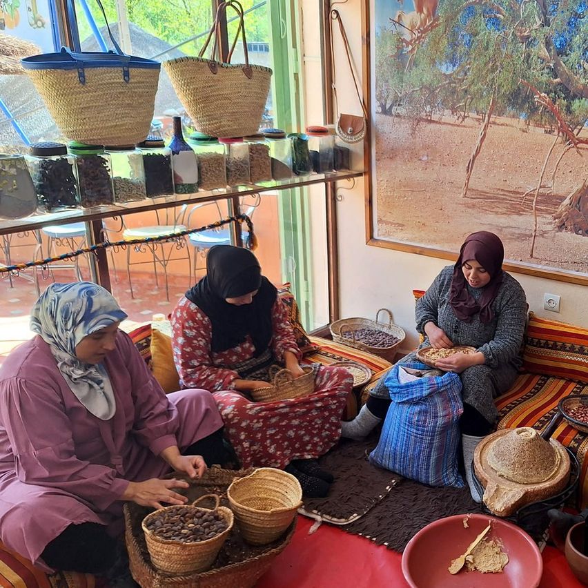 Bild enthält, Adult, Female, Person, Woman, Art, Handicraft, Handbag, Shoe, People, Bread