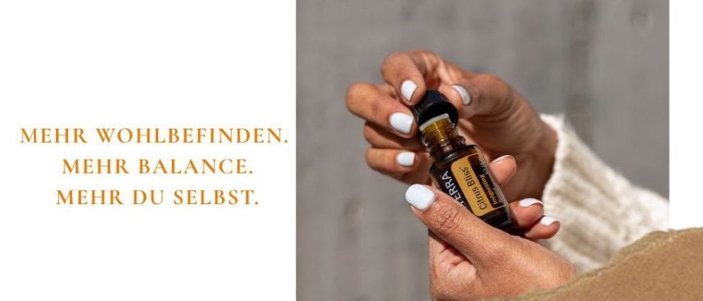 Eine Person hält eine Flasche ätherisches Öl, mit einem Textüberlagerung, der 'Mehr Wohlbefinden, mehr Balance, mehr du selbst' lautet. Das Bild enthält auch eine Einladung zu einem Frauentreffen am 19. März 2026, um 19:30 Uhr online via Zoom.