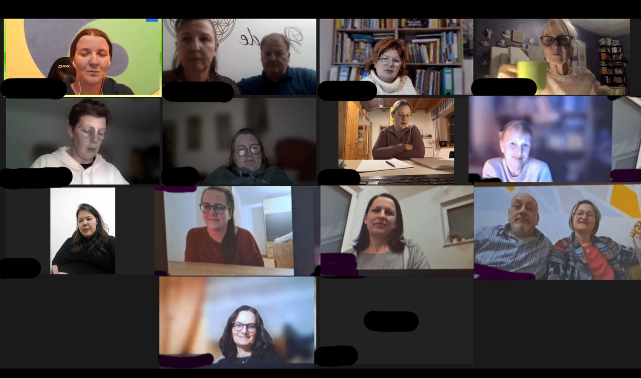 Eine Collage mehrerer Videoanrufe mit verwischten Teilnehmern. Jeder Teilnehmer befindet sich in einer anderen Umgebung, wie einem Raum mit Bücherregalen oder einer Küche.