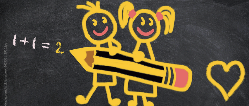 Zwei Stiftfiguren von Kindern, die einen Stift halten. Der Junge hat ein lächelndes Gesicht und das Mädchen Zöpfe. Sie sind auf eine Tafel gezeichnet.