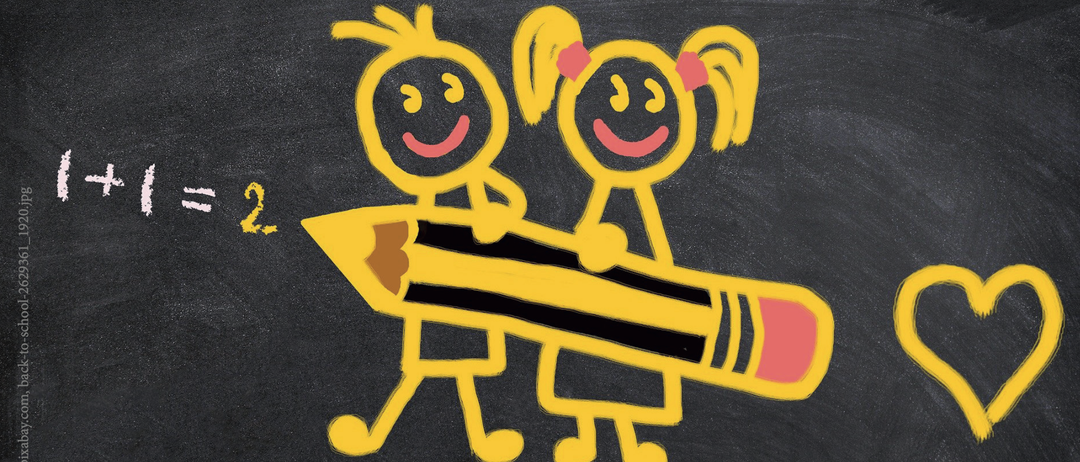 Zwei Stiftfiguren von Kindern, die einen Stift halten. Der Junge hat ein lächelndes Gesicht und das Mädchen Zöpfe. Sie sind auf eine Tafel gezeichnet.