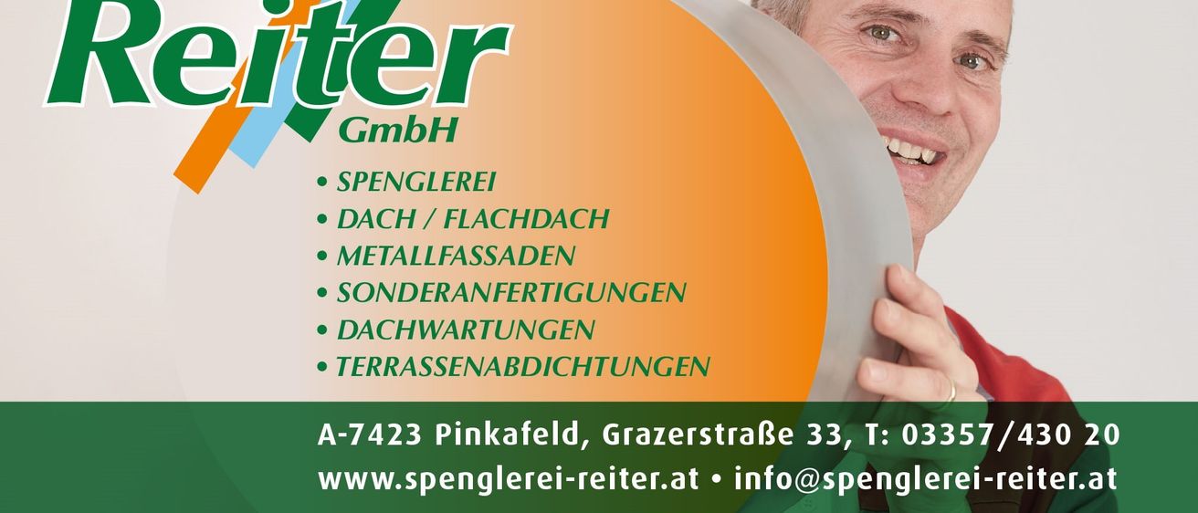 Ein lächelnder Mann hält ein Schild für die Firma Reiter GmbH, die Dachdeckerei, Metallfassaden, Sonderanfertigungen, Dachwartungen und Terrassenabdichtungen anbietet. Gelegen in Grazerstraße 33, Pinkafeld, A-7423. Kontakt über www.spenglerei-reiter.at oder info@spenglerei-reiter.at.