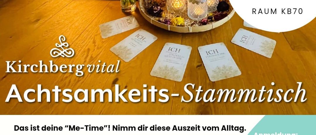Plakat für Achtsamkeits-Stammtisch im Kirchberger Vitalraum KB70. Monatliche Treffen mit Romana Fuik und Romana Fink. Keine Vorkenntnisse erforderlich. Anmeldung per Telefon, SMS oder WhatsApp. Termine: 20.01.2026, 24.02.2026. Ort: Vitalraum KB70, Kirchberg Nr. 70. Kosten: 25 € pro Abend.
