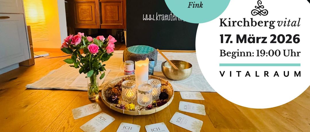 Ein Holztisch ist mit Blumen, Kerzen und Karten dekoriert. Die Veranstaltung ist für den 17. März geplant. Im Hintergrund befindet sich eine Tafel mit Schrift und ein Holzschrank.