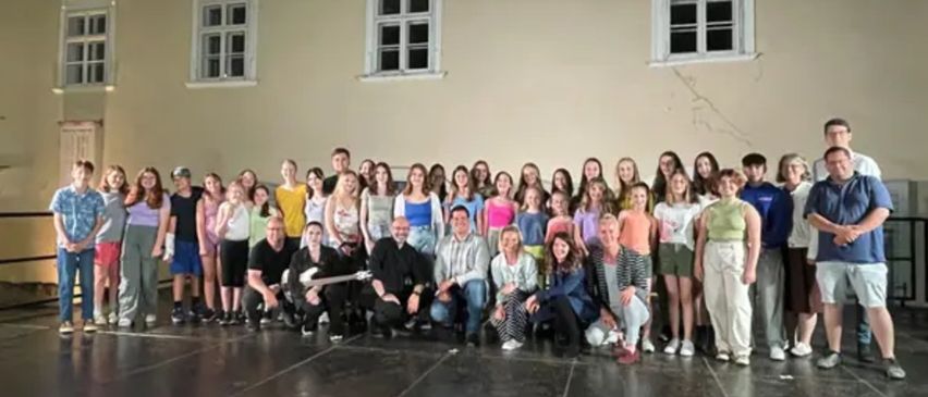 Bild enthält, Adult, Male, Man, Person, Shoe, Shorts, College, Head, Face, Groupshot