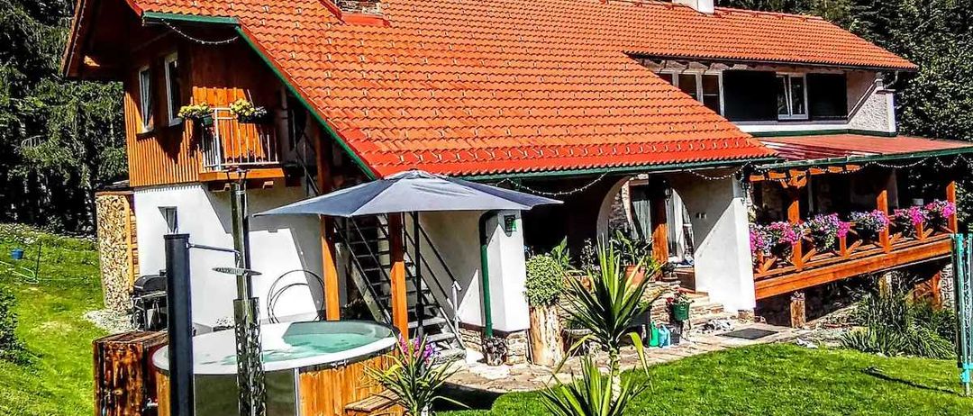 Bild enthält, Building, Hotel, Resort, Plant, Outdoors, Chair, Nature