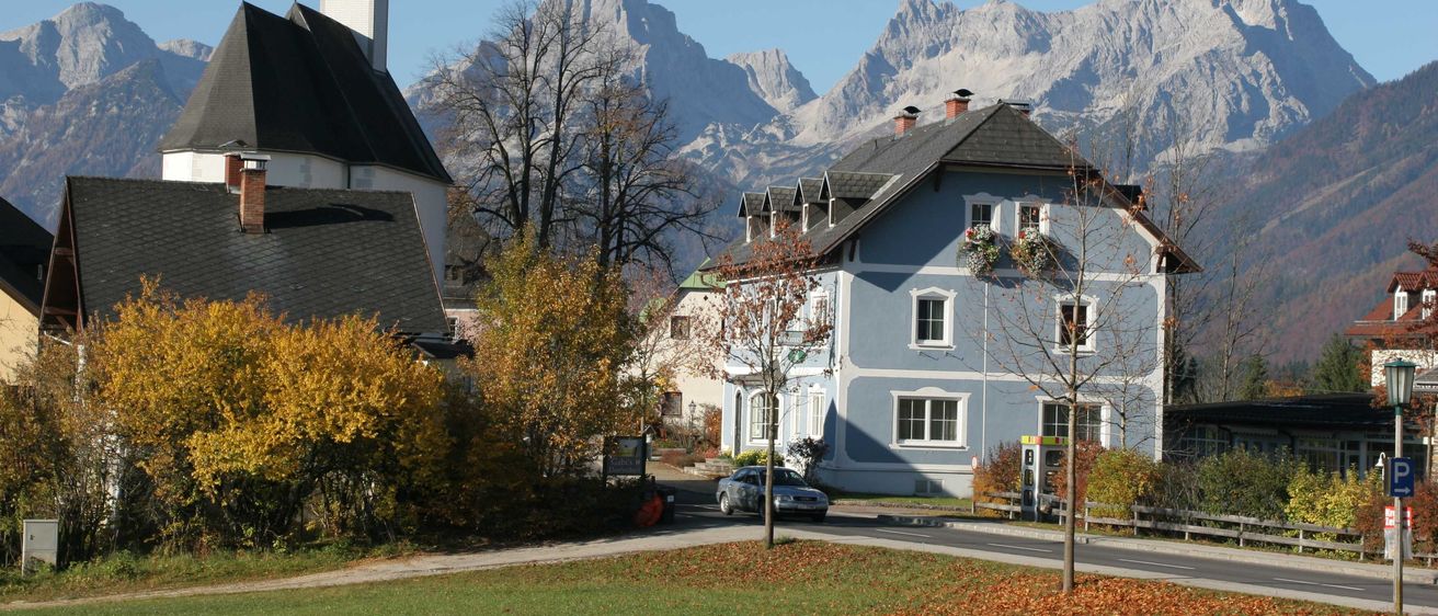 Bild enthält, Spire, Neighborhood, Grass, Mountain Range, Nature, Outdoors, Peak, Clock Tower, Fir, Car