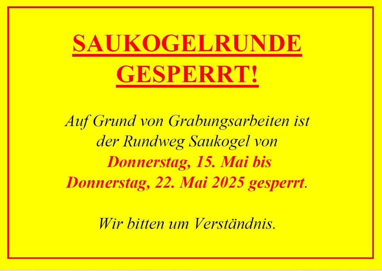 Ein gelbes Schild warnt, dass die Saukogelstraße aufgrund von Grabungsarbeiten vom Donnerstag, 15. Mai bis Donnerstag, 22. Mai 2025 gesperrt ist. Es bittet um Verständnis.