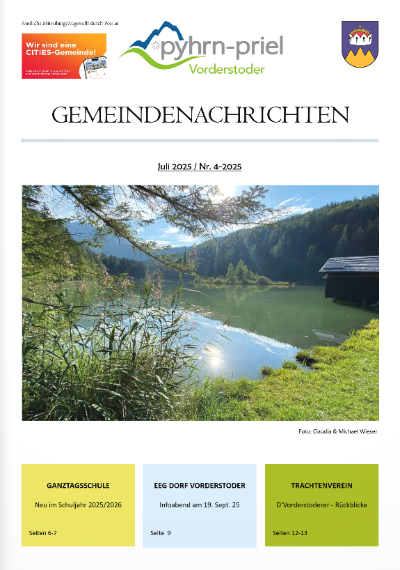 Gemeindenachrichten für Juli 2025. Mit Beiträgen zu Ganztagsschule, EEG Dorf Vorderstoder und Trachtenverein. Das Bild zeigt einen ruhigen See mit einem Haus auf der rechten Seite.