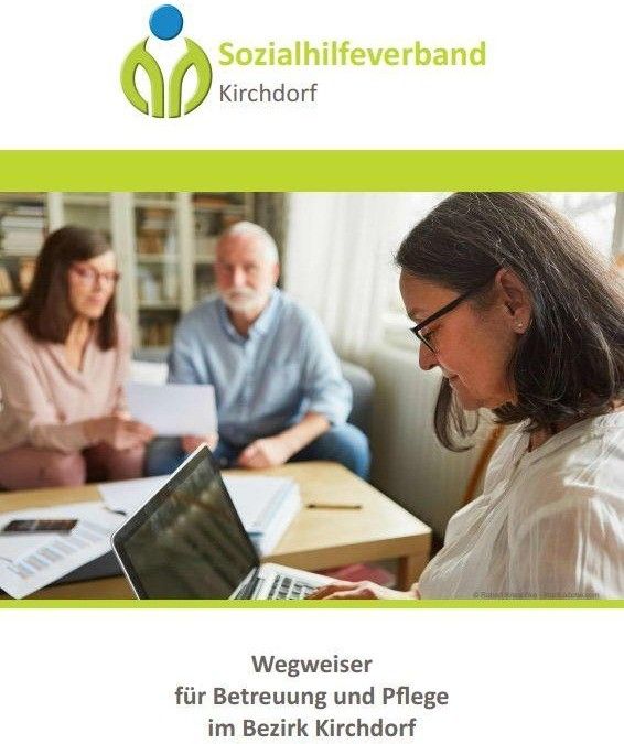Eine Frau schaut auf einen Laptop, während zwei andere ein Papier lesen in einem Raum mit Bücherregalen und einer Couch. Die Worte 'Wegweiser für Betreuung und Pflege im Bezirk Kirchdorf' stehen unten.