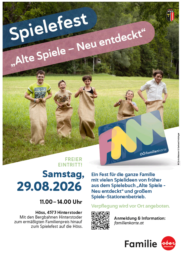 Plakat für ein Familienspielfest am 29.08.2026 mit Kindern, die Sackhüpfen auf einer Wiese spielen. Das Event verspricht eine Vielzahl von Spielen aus der Vergangenheit und neuen Entdeckungen, mit freiem Eintritt.
