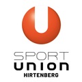 Das Logo für Sport Union Hirtenberg zeigt einen roten Kreis mit einem weißen U in der Mitte. Der Text Sport Union steht in Schwarz unter dem Kreis. Hirtenberg steht in Schwarz unter Sport Union.