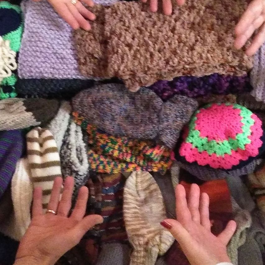 Bild enthält, Accessories, Jewelry, Ring, Person, Baby, Couch, Furniture, Bracelet, Knitting