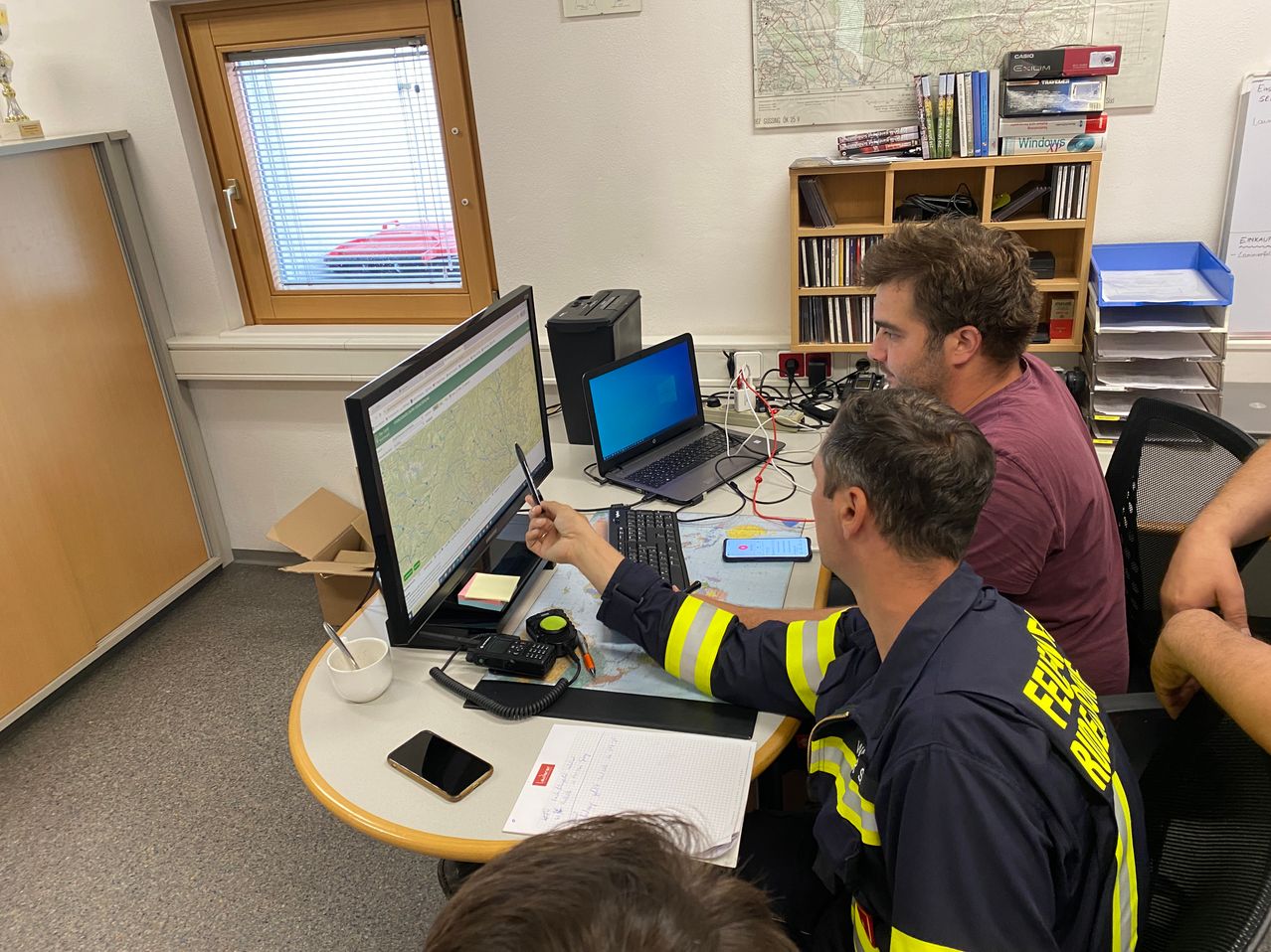 Bild enthält, Furniture, Table, Desk, Person, Adult, Male, Man, Laptop, Screen, Child