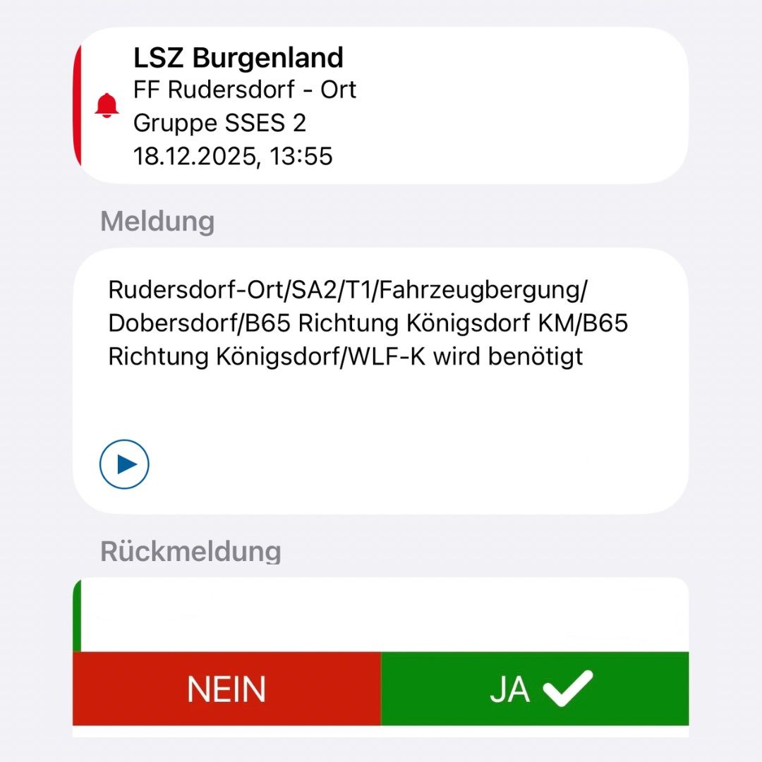 Screenshot einer Benachrichtigung für LSZ Burgenland FF Rudersdorf, Gruppe SSES 2, vom 18.12.2025, 13:55. Die Nachricht weist auf eine Fahrzeugkollision zwischen Rudersdorf-Ort/SA2/T1 und Dobersdorf/B65 hin, die die Königsdorf/WLF-K-Route erfordert. Es gibt einen Play-Button für die Nachricht. Die Antworttasten sind Nein und JA.