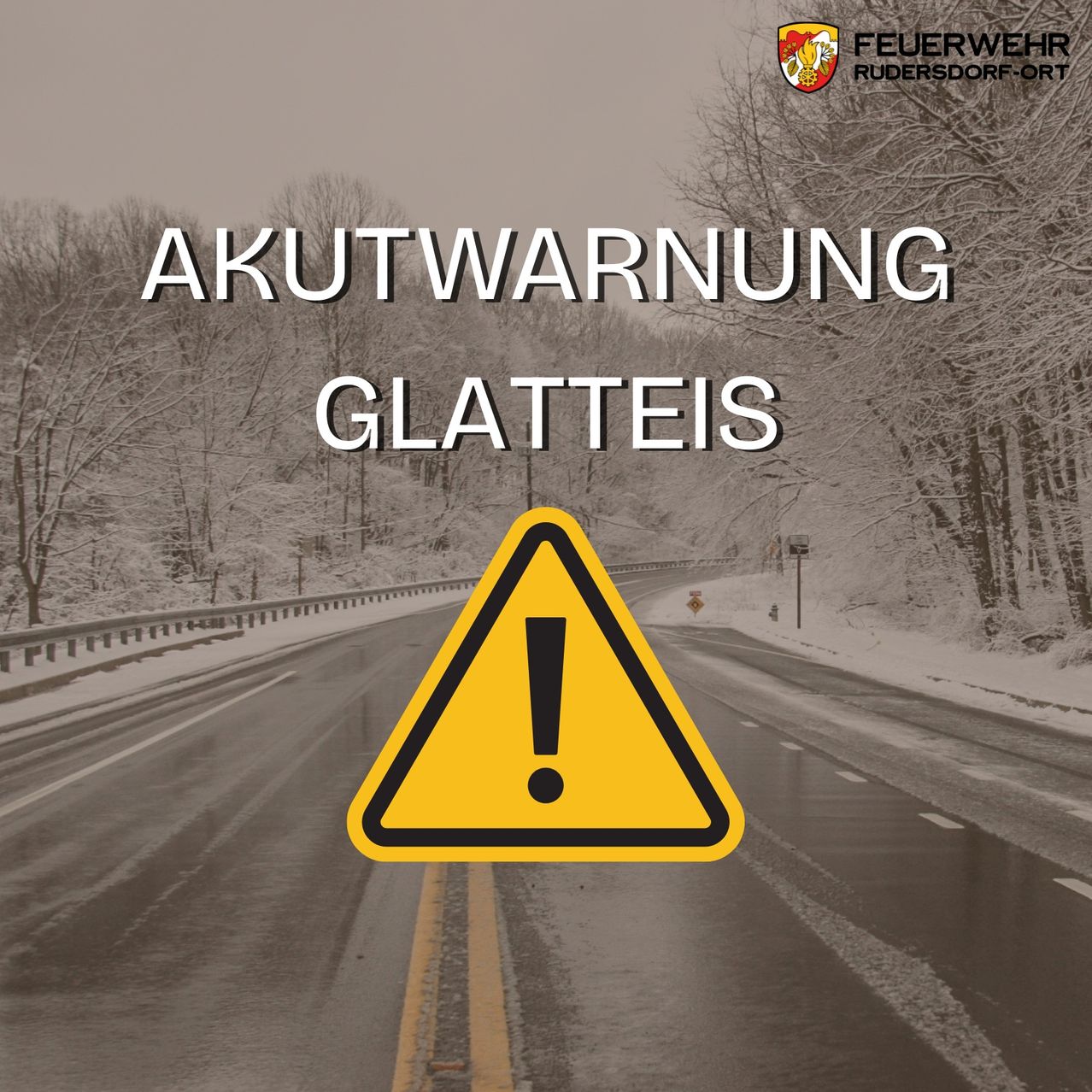 Verschneite Straße mit Warnzeichen für Glatteis. Das Schild ist gelb mit einem schwarzen Ausrufezeichen. Bäume, die mit Schnee bedeckt sind, befinden sich auf beiden Seiten.