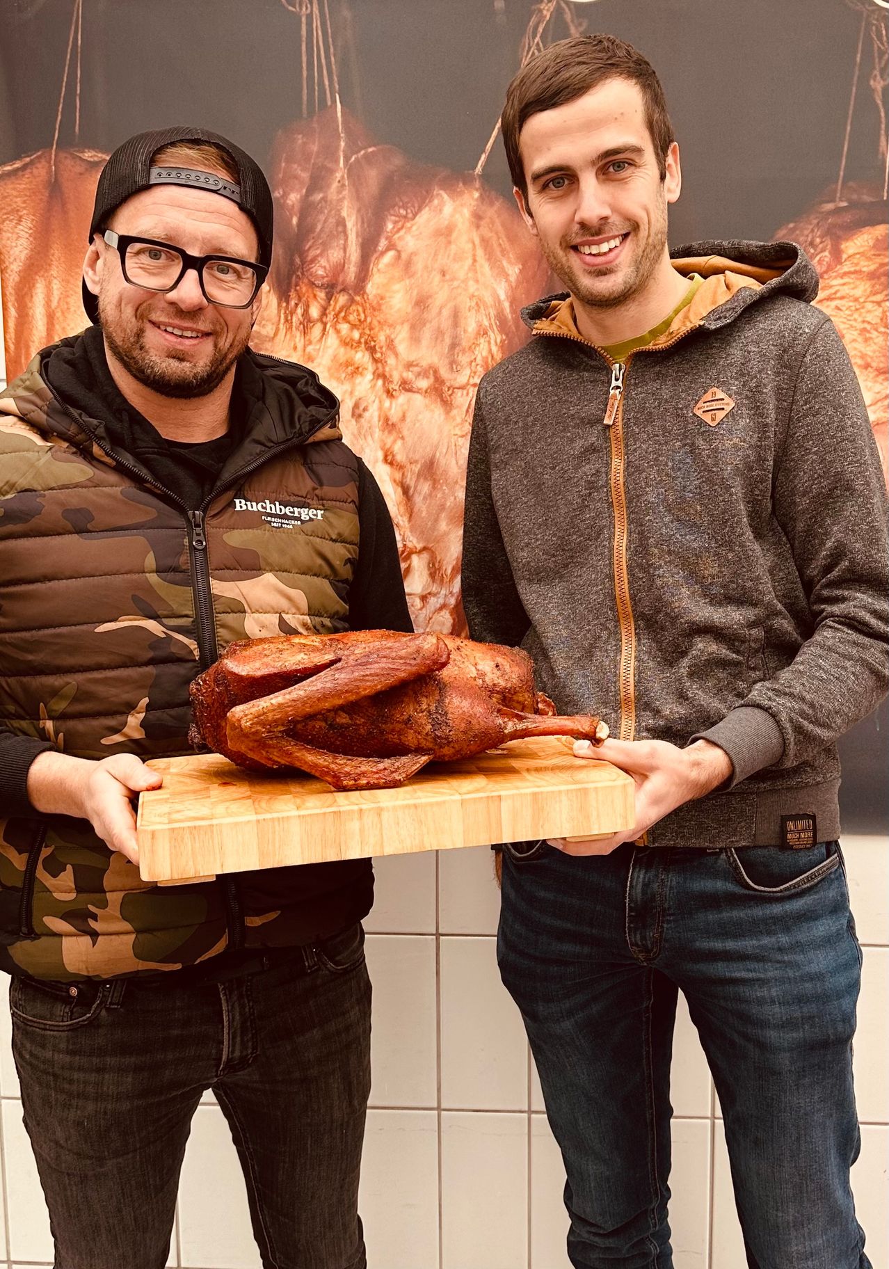 Bild enthält, Jeans, Pants, Adult, Male, Man, Person, Face, Glasses, Hoodie, Bread