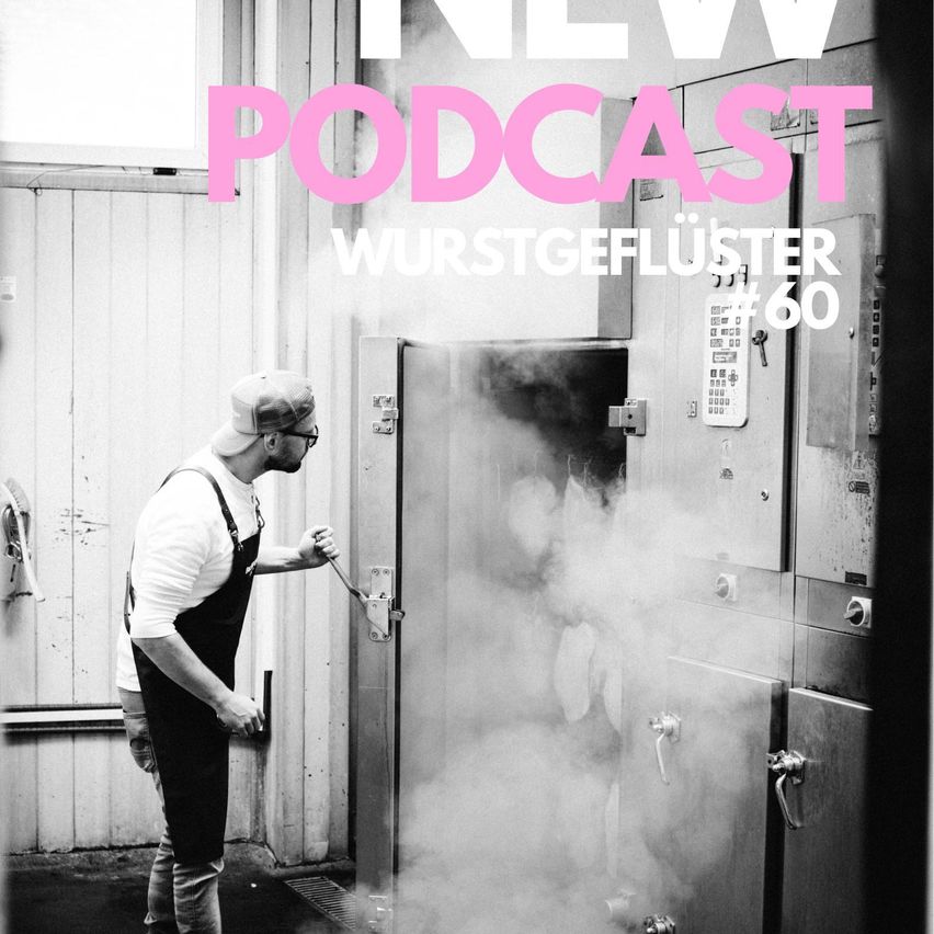 Ein Schwarz-Weiß-Foto zeigt einen Mann in einer Küche, der einen rauchenden Grill mit einem Stab öffnet. Rauch steigt aus dem Grill auf. Die Worte 'NEW PODCAST' und 'WURSTGEFLUSTER #60' sind in Pink oben geschrieben.