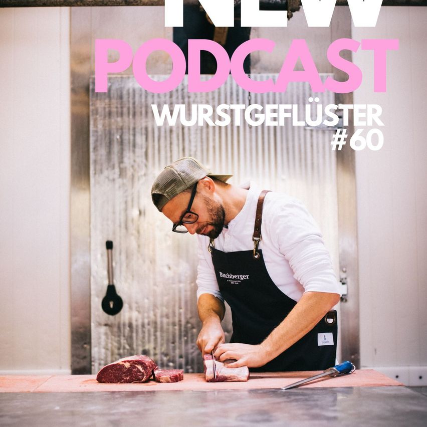 Ein Mann in weißem Hemd und schwarzer Schürze schneidet Fleisch auf einem Tresen. Der Text lautet 'NEW PODCAST WURSTGEFLUSTER #60'.