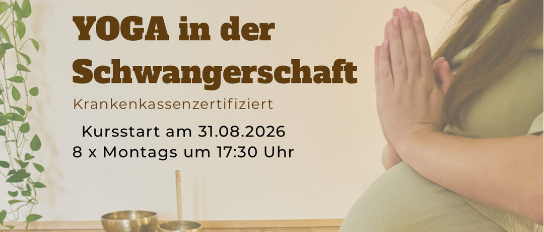 Eine schwangere Frau sitzt auf einer Yogamatte und meditiert mit zusammengepressten Händen. Hinter ihr zeigt eine Wand den Zeitplan für einen zertifizierten Schwangerschaftsyogakurs, der am 31. August 2026 beginnt.