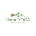 Das Natur-Yoga-Logo zeigt eine ruhige Bergkette mit einem untergehenden Sonnen, der Frieden und Ausgewogenheit symbolisiert. Unten steht der Name 'Melanie Kaupert' in fetten, grünen Buchstaben.