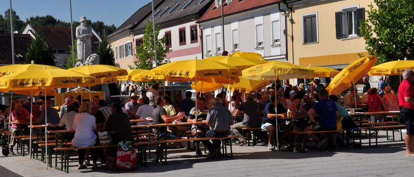 Bild enthält, Indoors, Restaurant, Cafeteria, City, Neighborhood, Street, Urban, Shelter, Cafe, Person