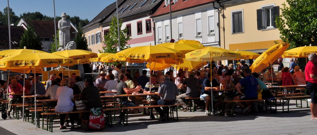 Bild enthält, Indoors, Restaurant, Cafeteria, City, Neighborhood, Street, Urban, Shelter, Cafe, Person
