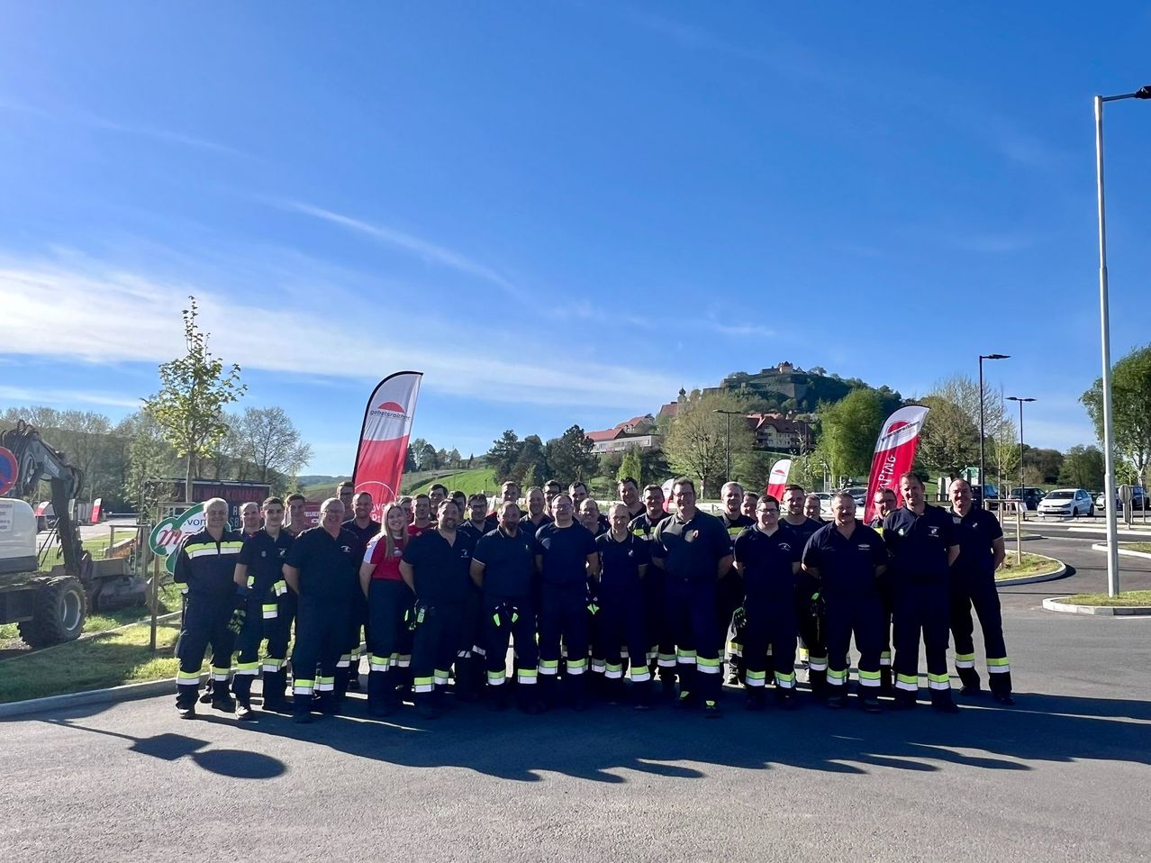 Bild enthält, People, Person, Car, Vehicle, Clothing, Glove, Shoe