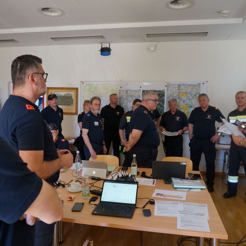 Bild enthält, Adult, Male, Man, Person, Desk, Mobile Phone, Painting, Laptop, Glasses, Chair