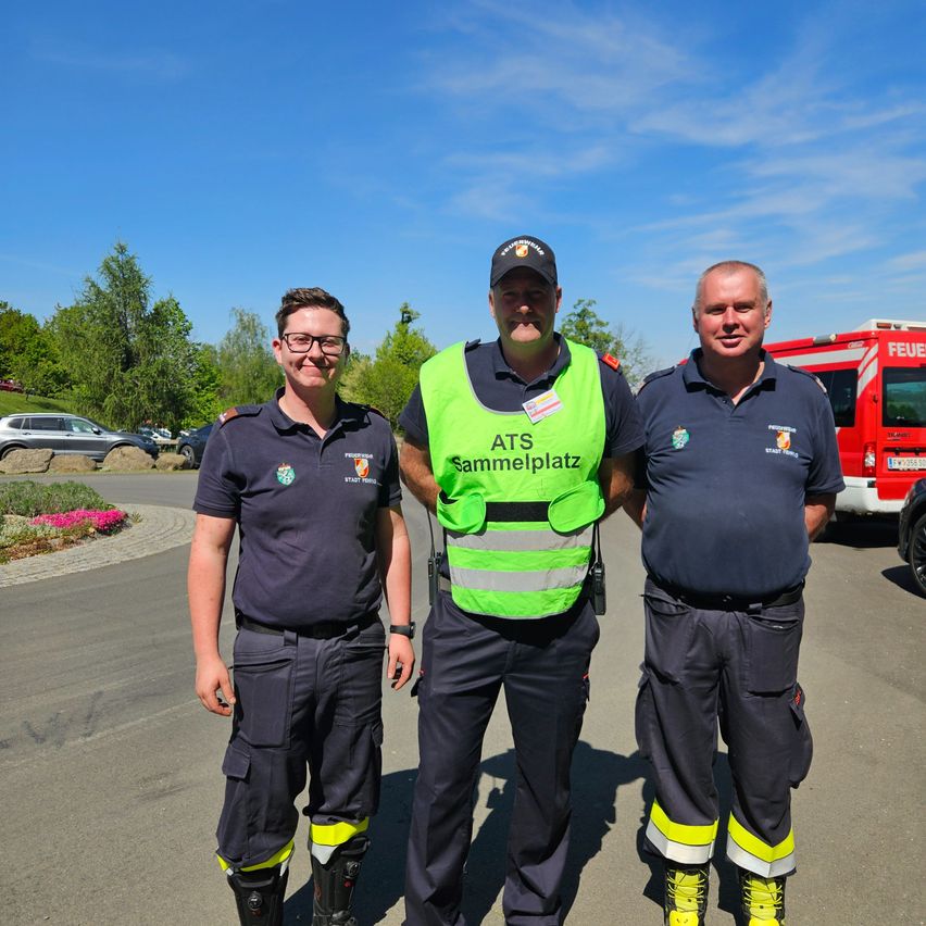 Bild enthält, Adult, Male, Man, Person, Glasses, Hat, Shoe, Car, Wristwatch, Belt